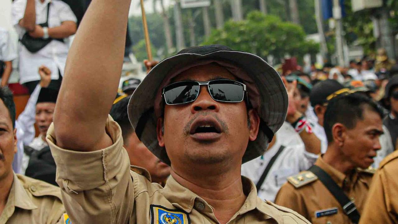 FOTO: Massa Geruduk DPR Tuntut RUU Desa Disahkan Demi Perpanjang Jabatan Kades 9 Tahun