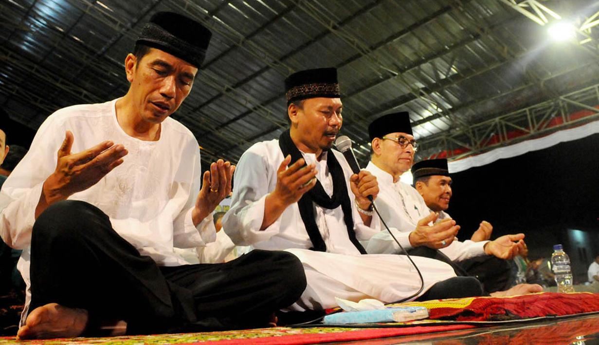 Capres Joko Widodo melakukan doa bersama di Pondok Pesantren Al-Baghdadi, Karawang, Jawa Barat, Jumat (4/7/14). (Liputan6.com/Andrian M Tunay)