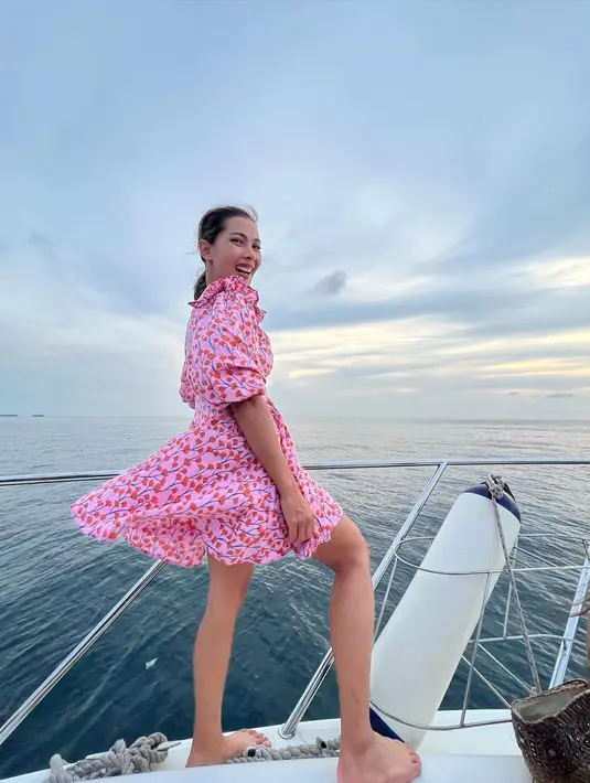 Liburan di atas kapal, Nadia Mulya tampil bright dengan dress bernuansa pink. Dress dengan motif polkadot itu membuat Nadia terlihat lebih playful. [instagram/nadiamulya]