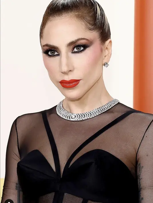 <p>Kalung yang menjadi statement utama rilisan Tiffany &amp; Co. merupakan seri Archive Necklace Patinum dan Diamonds (1955-1965). (Foto: Instagram/ Lady Gaga).</p>