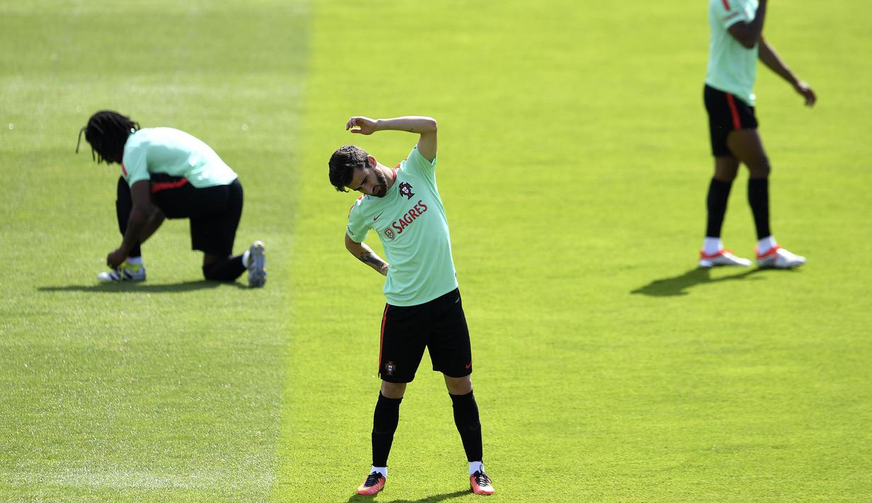 Pemain Portugal, Rafa (tengah) saat melakukan pemanasan pada sesi latihan sebelum melawan Prancis pada Ffinal Piala Eropa 2016 di Marcoussis, Paris selatan, (8/7/2016). (AFP/Francisco Leong)