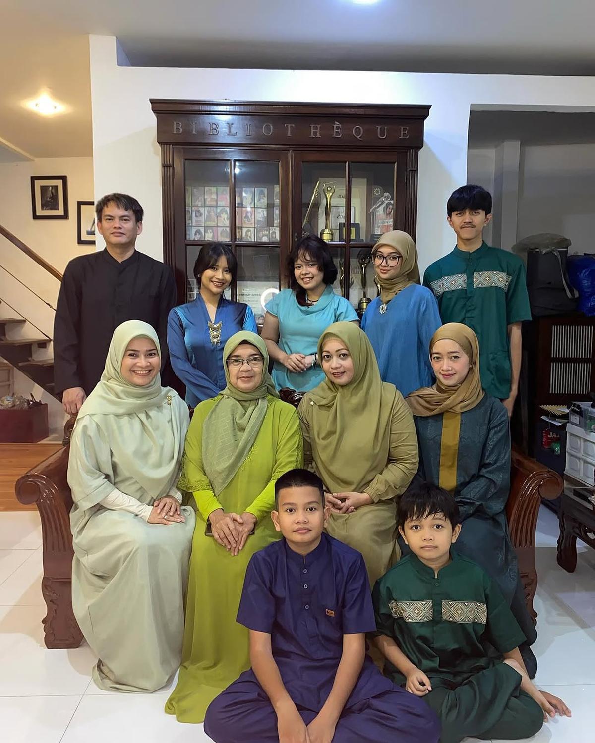7 Potret Rumah Tangga Harmonis Ikke Nurjanah dan Suami yang Usianya Lebih Muda, Rayakan Lebaran Bareng Keluarga