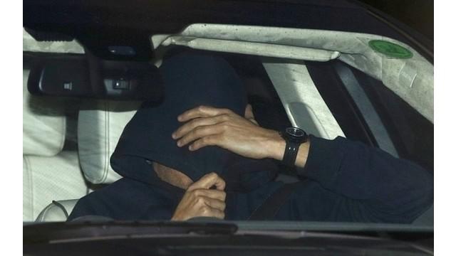 Jose Mourinho resmi dipecat sebagai manajer Chelsea pada Kamis (17/12/2015). Ia meninggalkan markas latihan resmi Chelsea di Cobham, London dengan wajah tertutup. Sumber video berasal dari Youtube.