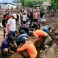 Banjir bandang yang membawa material tanah, pasir, dan batu dari gunung tersebut menerjang Kelurahan Rua pada Minggu (25/8) pukul 04.00 WIT. (AZZAM RISQULLAH / AFP)