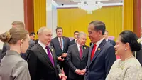 Presiden Jokowi bercengkerama dengan Presiden Rusia Vladimir Putin saat sama-sama menghadiri BRF di Beijing, China. (Foto: Biro Pers Sekretariat Presiden)