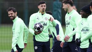 Gelandang Manchester City asal Portugal #20, Bernardo Silva (Kiri), gelandang Manchester City asal Belanda #04, Tijjani Reijnders (Kedua dari Kiri), bek Manchester City asal Portugal #03, Ruben Dias (Ketiga dari Kanan), dan gelandang Manchester City asal Belgia #11, Jeremy Doku (Kedua dari Kanan), mengikuti sesi latihan di lapangan latihan Etihad Campus di Manchester, barat laut Inggris, pada 10 Maret 2026, menjelang pertandingan leg pertama babak 16 besar Liga Champions UEFA melawan Real Madrid di Spanyol. (Darren Staples/AFP)