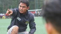 Pelatih Cilegon United, Imam Riyadi. (Bola.com/Permana Kusumadijaya)