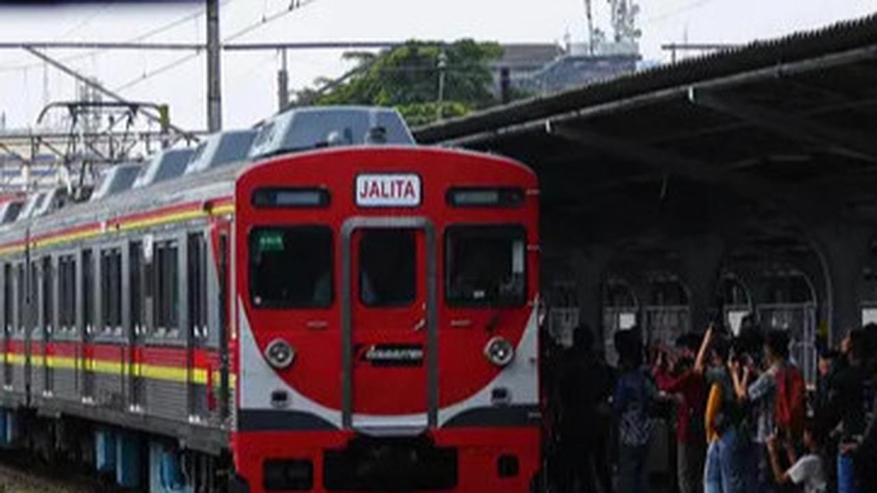 Antusiasme Warga Saksikan Parade Napak Tilas 100 Tahun Operasional KRL di Indonesia