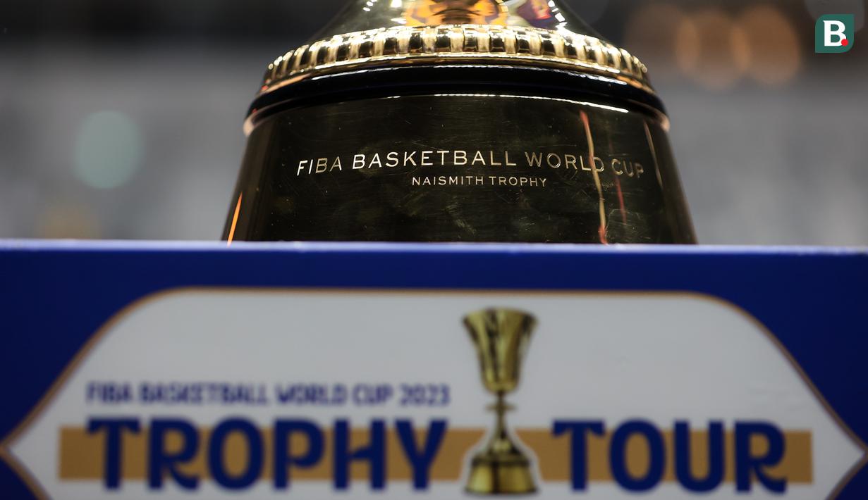 Trofi Piala Dunia Basket atau sering disebut Naismith Trophy saat dipajang pada peresmian Indonesia Arena pada Senin (07/08/2023) di Senayan, Jakarta. (Bola.com/Bagaskara Lazuardi)