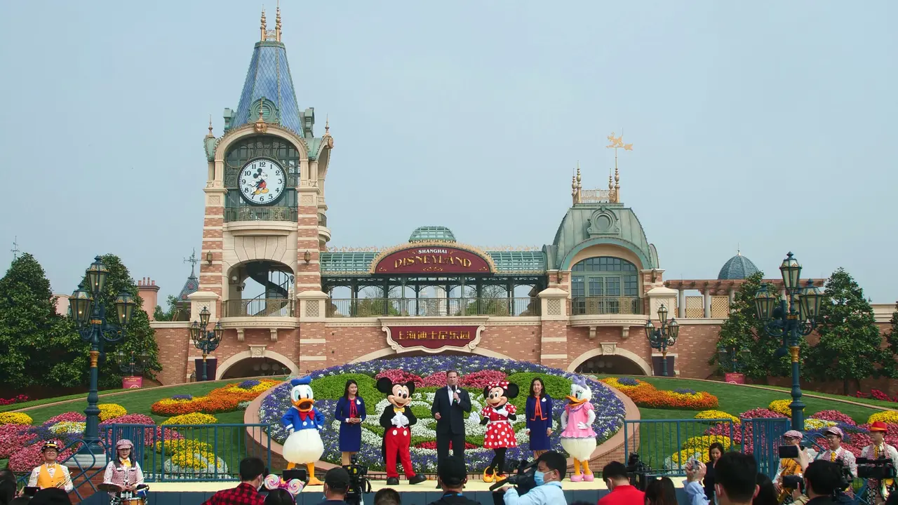 FOTO: Kembali Dibuka, Disneyland Shanghai Diserbu Wisatawan
