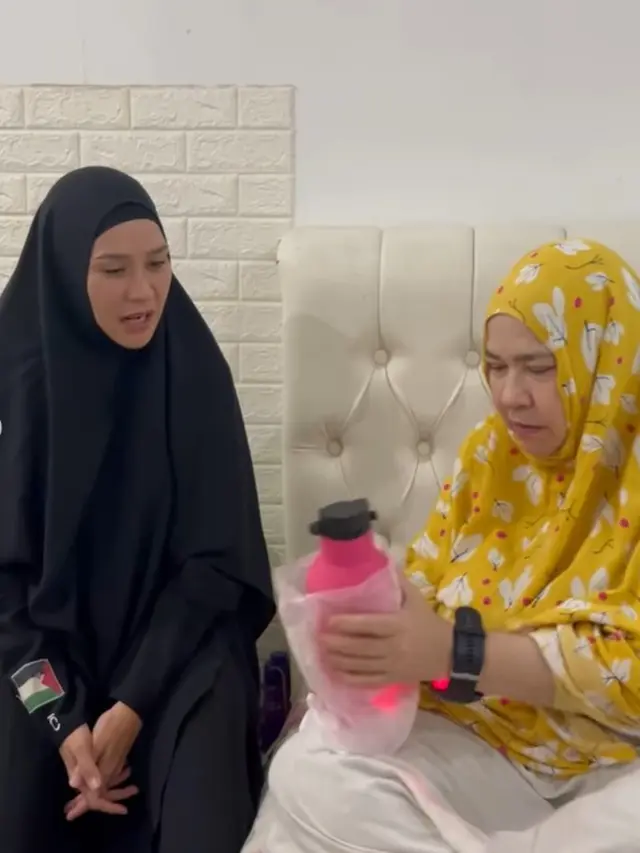 Potret Zaskia Adya Mecca dan ibunda (Sumber: Instagram/zaskiadyamecca)