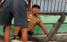 Bersitegang dengan Warga, Lurah di Medan Didorong Hingga Nyebur ke Dalam Got