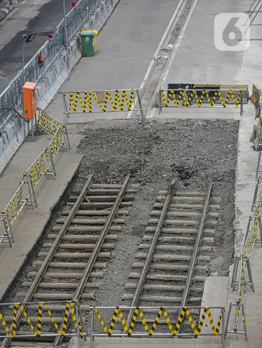 Lokasi ditemukannya rel trem di proyek pembangunan MRT Jakarta fase 2A paket kontrak atau CP 203 Glodok-Kota, Jakarta, Selasa (28/12/2021). Rel trem dari era kolonial Belanda tersebut ditemukan saat penggalian proyek MRT Fase 2A Glodok-Kota. (Liputan6.com/Faizal Fanani)