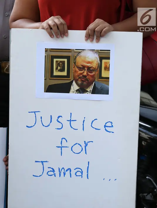 Anggota Jurnalis Freelance Indonesia unjuk rasa hilangnya Jamal Khashoggi di depan Kedutaan Besar Arab Saudi, Jakarta, Jumat (19/10). Aksi simpati ini mengecam dugaan pembunuhan terhadap jurnalis Arab Saudi Jamal Khashoggi. (Merdeka.com/Imam Buhori)