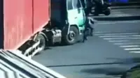 Terlindas Truk, Pengendara Sepeda Motor Ini Selamat