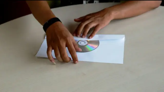 Berikut ini adalah cara membuat tempat CD sederhana hanya dengan menggunakan kertas.