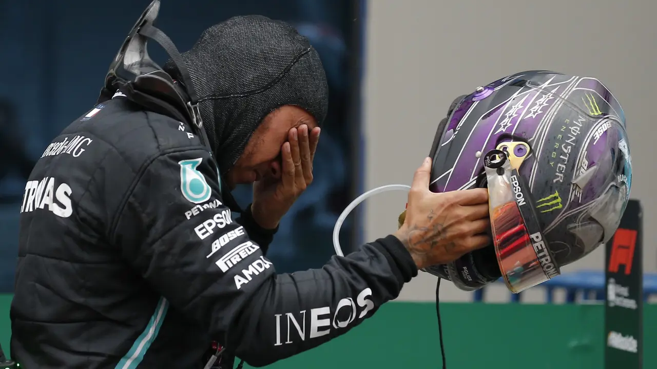 Selebrasi Lewis Hamilton saat Juara Dunia F1 2020