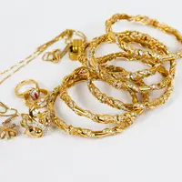 Ilustrasi perhiasan emas. (Photo by Syed F Hashemi on Unsplash)