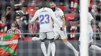 Karim Benzema memborong dua gol kemenangan Real Madrid atas Athtletic Club pada laga tunda pekan ke-9 Liga Spanyol di San Mammes Barria, Kamis (23/12/2021). (AFP/Ander Gillinea)