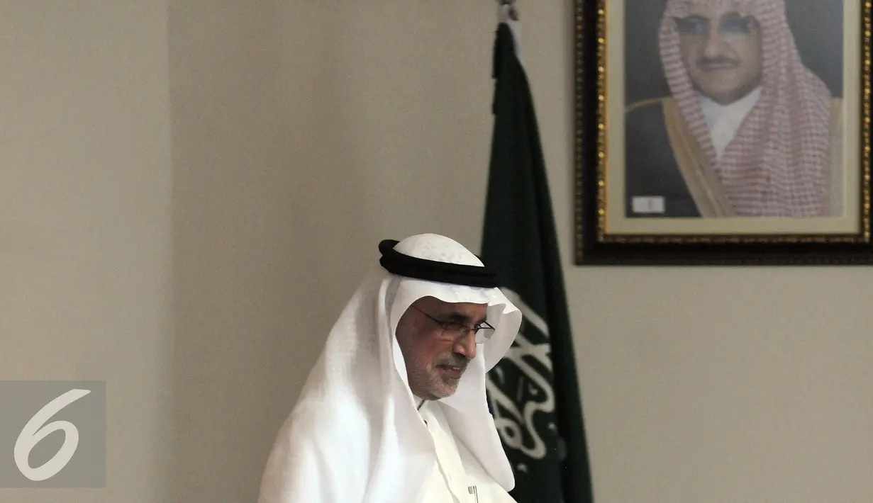 Dubes Arab Saudi untuk Indonesia, Mustafa Ibrahim Al-Mubarak bersiap melakukan jumpa pers di Kedutaan Besar Arab Saudi di Jakarta, Jumat (18/9/2015). Mustafa memberikan pernyataan resmi terkait insiden Masjidil Haram. (Liputan6.com/Helmi Fithriansyah)