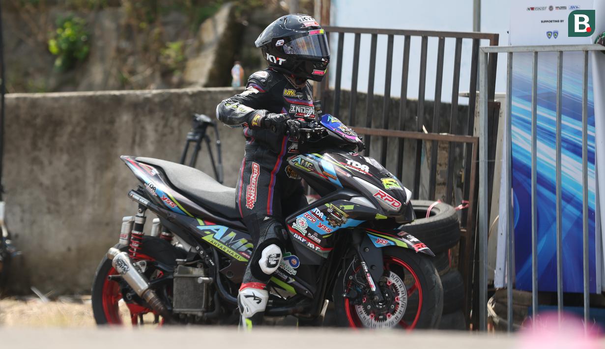Rider asal Serang, Banten itu berhasil jadi pembalap wanita satu-satunya yang tampil di ajang di Yamaha Cup Race 2026 yang berlangsung di Sirkuit Puncak Mario, Sidenreng Rappang (Sidrap), Sulawesi Selatan, 18-19 April 2026. (Bola.com/Abdul Aziz)