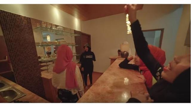 Terdapat mini bar juga di dalam rumah Gen Halilintar, bak hotel mewah.