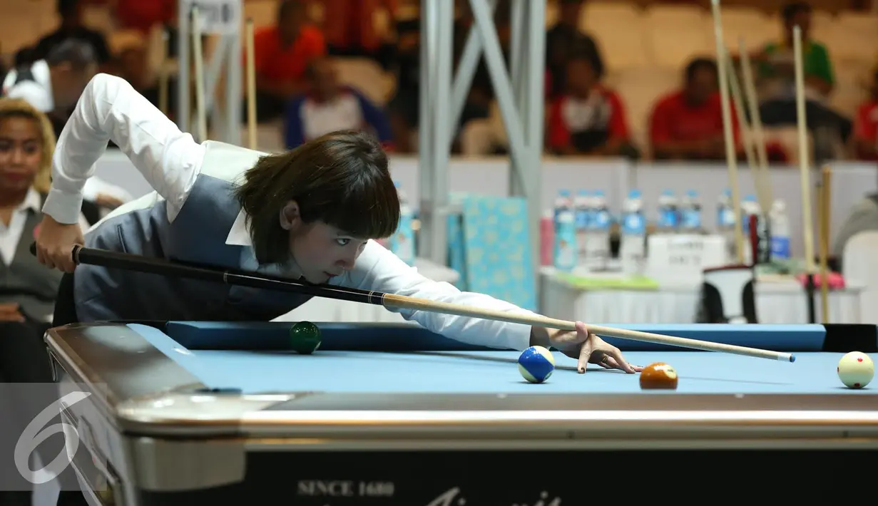 Pebiliar putri DKI Jakarta, Angeline M Ticoalu saat laga penyisihan 10 ball PON XIX Jabar di Graha Manggala Siliwangi, Bandung, Kamis (22/9/2016). Angeline M Ticoalu melaju usai mengalahkan pebiliar Papua, Ari Sarah Wati. (Liputan6.com/Helmi Fithriansyah)