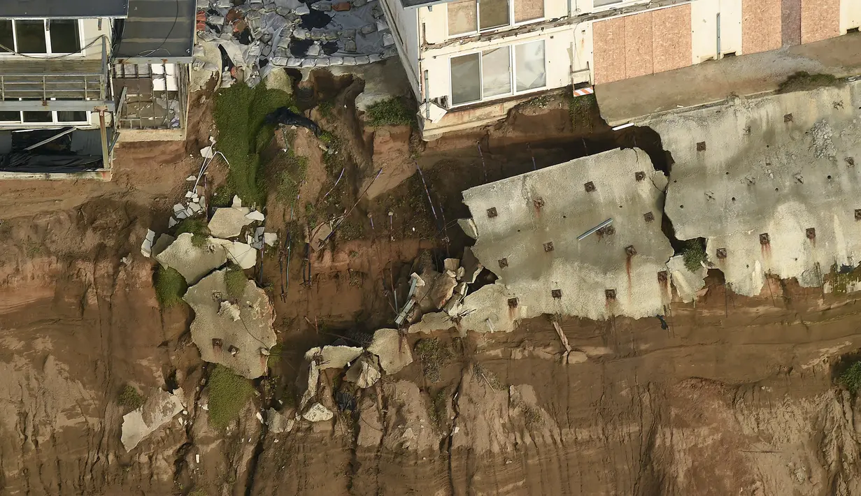 Bangunan apartemen berpenghuni terancam runtuh ke Samudera Pasifik dibaris Esplanade Ave di Pacifica, California, USA (26/1). Tiga Kompleks apartemen dikota ini  telah mengalami erosi akibat badai El Nino menghantam tebing pantai. (REUTERS/Noah Berger)