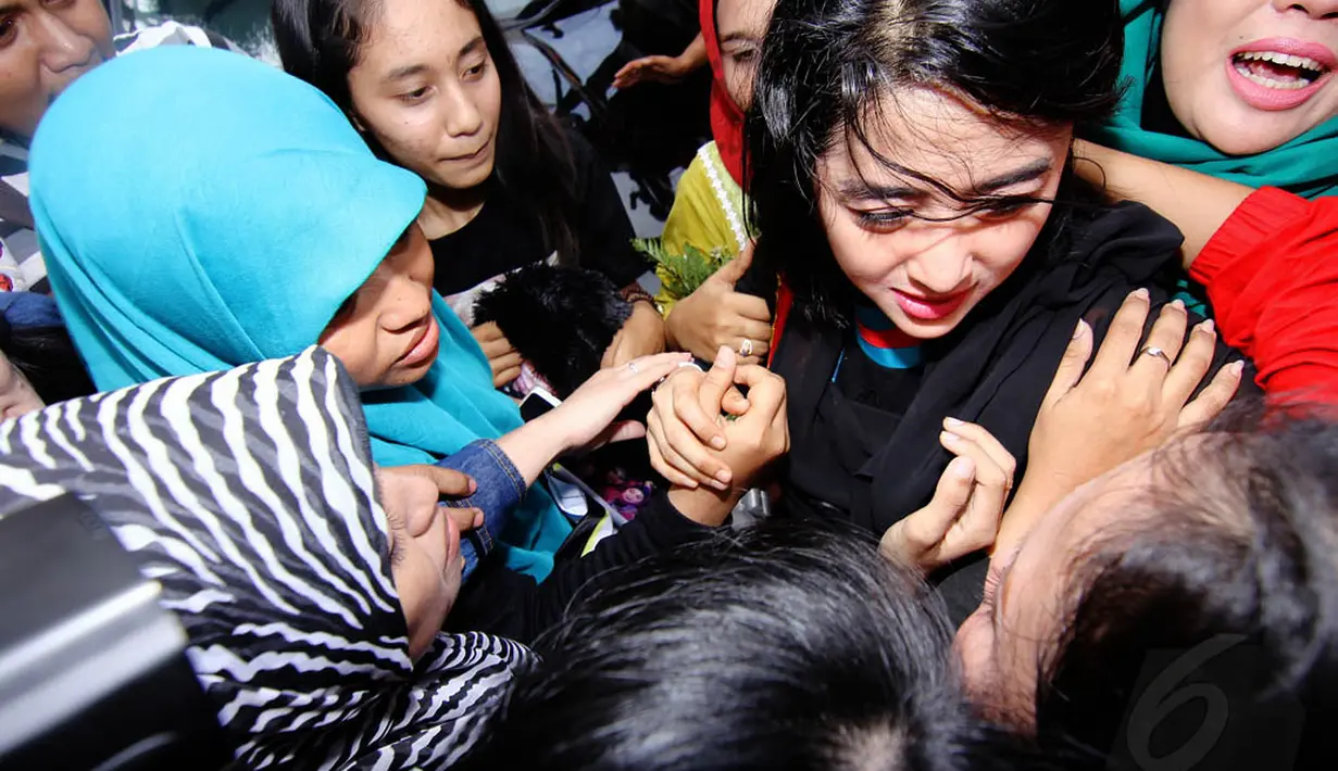 Pedangdut yang mengenakan baju serba hitam itu sudah ditunggu keluarga dan para fansnya yang tergabung dalam Depelovers di depan Rutan Pondok Bambu, Rabu (14/05/14). (Liputan6.com/Faizal Fanani)