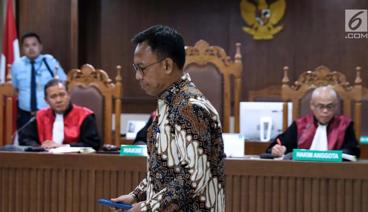 Terdakwa korupsi pembangunan gedung IPDN Budi Rachmat Kuniawan saat menjalani sidang putusan di Pengadilan Tipikor, Jakarta, Jumat (26/7/2019). Mantan GM Divisi Gedung PT Hutama Karya (HK) itu dihukum 5 tahun penjara, denda Rp 300 juta subsider 3 bulan kurungan. (Liputan6.com/Helmi Fithriansyah)