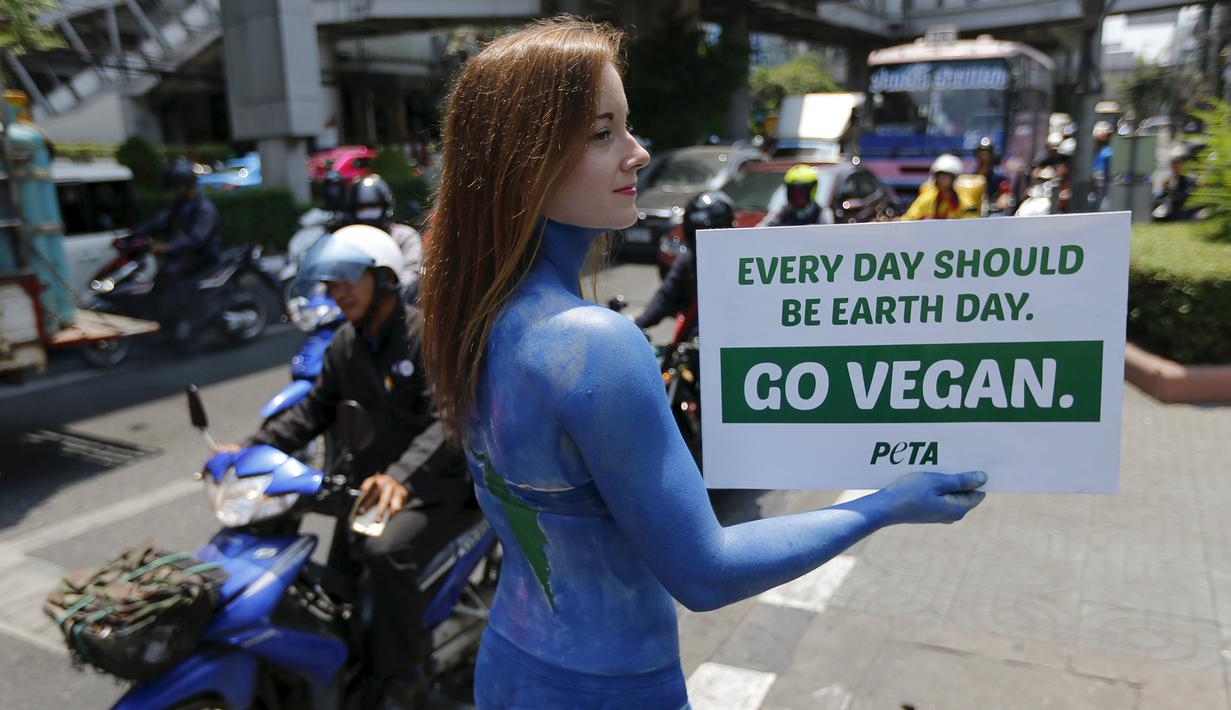 Seorang wanita saat melakukan aksi untuk mempromosikan veganisme di Bangkok tanggal 21 April 2016. Veganisme adalah sebuah filosofi dan gaya hidup yang peduli dan mempraktikkan kehidupan tanpa segala bentuk eksploitasi hewan. (REUTERS / Jorge Silva)