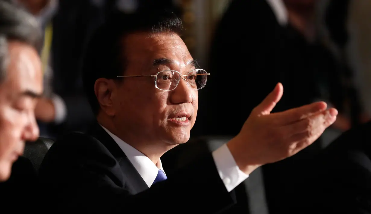 Perdana Menteri Cina Li Keqiang saat menghadiri pertemuan puncak tiga negara di Tokyo, Jepang (9/5). Pada pertemuan ini salah satu yang dibahas adalah mengenai program nuklir Korea Utara. (Kim Kyung-Hoon / Pool via AP)