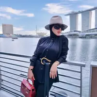 Tengah berlibur di Singapura, gaya glamor Syahrini denga tas Hermes bernilai miliaran rupiah jadi sorotan. (Instagram/princessyahrini).