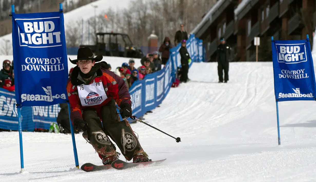 Koboi rodeo dari Sherwood Park, Kolby Wanchuk meluncur di atas papan ski selama turnamen Cowboy Downhill ke-46 di Steamboat Springs, Colorado, 20 Januari 2020. Para koboi yang biasa menunggangi kuda atau banteng ini ditantang untuk meluncur menggunakan papan ski dan snowboard. (Jason Connolly/AFP)