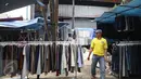 Pedagang korban kebakaran menjajakan dagangan dengan mendirikan tenda di area parkir Pasar Senen, Jakarta, Rabu (8/2). Belum tersedianya tempat penampungan sementara membuat para pedagang terpaksa mendirikan tenda lapak. (Liputan6.com/Immanuel Antonius)