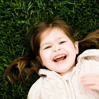 Ilustrasi anak tersenyum bahagia/copyright unsplash.com/Jose Ibarra