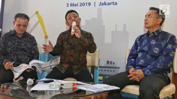 Dirut PT Pelabuhan Tanjung Priok atau PTP Multipurpose Imanuddin (tengah) didampingi Direktur Operasi Andi Isnovandiono (kanan) serta Direktur Komersial dan Pengembangan Bisnis Ari Hendryanto (kiri) memberi keterangan pers di Jakarta, Jumat (3/5/2019). (Liputan6.com/JohanTallo)