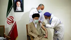 Pemimpin tertinggi Iran, Ayatollah Ali Khamenei mendapat dosis vaksin Covid-19 buatan lokal, COV-Iran Barekat, di Teheran, Jumat (25/6/2021). Ayatollah Ali Khamenei mengaku tidak tertarik mengambil vaksin buatan luar negeri karena menurutnya lebih baik menunggu vaksin Iran. (KHAMENEI.IR / AFP)