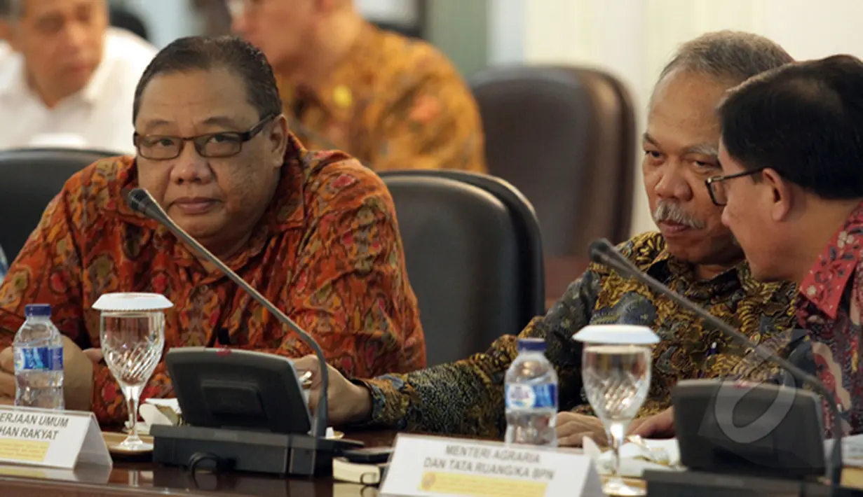 Menteri Koperasi dan UKM, AAGN Puspayoga (kiri) bersamaa Menteri PU dan Perumahan Rakyat Basuki, Hadimuljono saat Sidang Kabinet Paripurna di Kantor Presiden, Istana Kepresidenan, Jakarta, Rabu (4/2/2015). (Liputan6.com/Faizal Fanani)