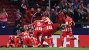 Pemain Atletico Madrid merayakan gol yang berhasil dicetak oleh Antoine Griezmann saat melawan Real Madrid dalam pertandingan La Liga Spanyol di stadion Santiago Bernabeu di Madrid (8/4). (AP Photo / Francisco Seco)