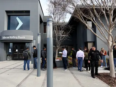 Orang-orang berbaris di luar kantor Silicon Valley Bank di Santa Clara, California, Senin (13/3/2023). Beberapa hari setelah Silicon Valley Bank mengalami kebangkrutan, nasabah mengantre untuk mencoba mengambil kembali dana mereka dari salah satu bank yang menjadi andalan para startup tersebut. (Justin Sullivan/Getty Images/AFP )
