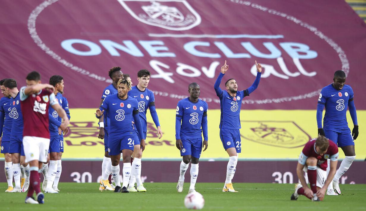 Pemain Chelsea, Hakim Ziyech, melakukan selebrasi usai mencetak gol ke gawang Burnley pada laga Liga Inggris di Stadion Turf Moor, Sabtu (31/10/2020). Chelsea menang dengan skor 3-0. (Alex Pantling/Pool via AP)