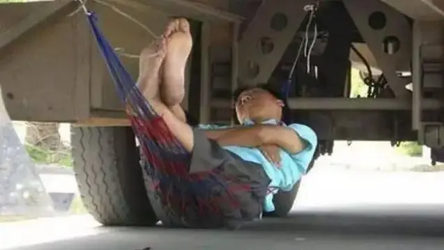 7 Potret Cara Sopir Truk Tidur dalam Perjalanan Ini Bikin Geleng Kepala