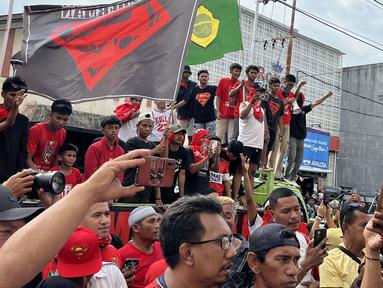 Antusiasme masyarakat Ternate saat menyambut konvoi Malut United pada Kamis (14/03/2024). (Bola.com/Hery Kurniawan)