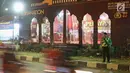 Polisi bersenjata berjaga di pos pelayanan terpadu Operasi Ketupat Lodaya 2019, Jalan Raya Pantura, Cirebon, Jawa Barat, Sabtu (1/6/2019). Polisi mengerahkan sekitar 182.000 personel selama Operasi Ketupat Tahun 2019 dalam rangka pengamanan Hari Raya Idul Fitri. (Liputan6.com/Herman Zakharia)