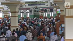 Jemaah mendengarkan Khutbah Jumat di Masjid Agung Al-Azhar, Jakarta, Jumat (20/3/2020). Ibadah Salat Jumat tetap digelar di Masjid Agung Al-Azhar meski ada imbauan Pemerintah untuk meniadakan kegiatan salat Jumat selama dua pekan ke depan guna mencegah COVID-19. (Liputan6.com/Herman Zakharia)