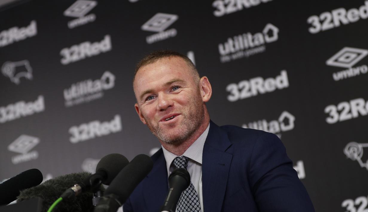 Mantan kapten Inggris, Wayne Rooney memberikan keterangan selama konferensi pers di Stadion Pride Park, pinggiran kota Derby, Selasa (6/8/2019). Mantan striker Manchester United itu resmi bergabung dengan klub kasta kedua Liga Inggris, Derby County sebagai pemain-pelatih. (Darren STAPLES / AFP)