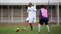 Legenda sepak bola Argentina, Juan Sebastian Veron bermain tanpa alas kaki pada acara puncak BRImo Future Garuda yang bertajuk FOURFEO Mini Tournament di Stadion Madya, Jakarta, Kamis (01/06/2023). (Bola.com/Bagaskara Lazuardi)