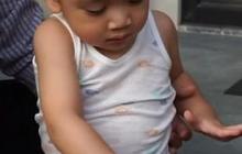 Gaya Si Bungsu Rayyanza Pakai Singlet Lesehan di Depan Rumah Sambil Ngerujak, Gemesin Abis!
