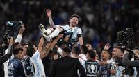 Para pemain Argentina melakukan selebrasi dengan Lionel Messi (atas) setelah memenangkan pertandingan sepak bola Finalissima antara Italia dan Argentina di Stadion Wembley, London, Inggris, 1 Juni 2022. Argentina menang 3-0. (AP Photo/Matt Dunham)